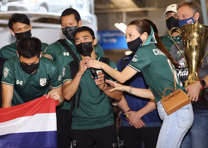 Tuyển Thái Lan rước cúp vàng AFF Cup 2020 về nước, giao lưu với người hâm mộ ngay tại sân bay - Ảnh 10.