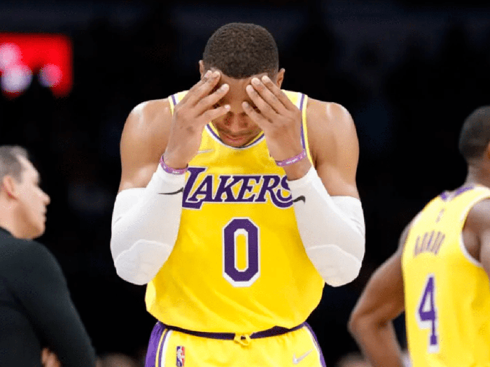 Ngồi dự bị ở hiệp 4, Russell Westbrook nhận đòn &quot;cảnh cáo&quot; của Los Angeles Lakers? - Ảnh 4.