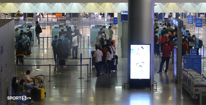 ĐT Việt Nam lên đường sang Australia: Các cầu thủ di chuyển từ ga nội địa sang ga quốc tế sân bay Tân Sơn Nhất - Ảnh 3.