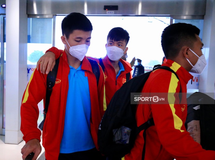 ĐT Việt Nam lên đường sang Australia: Các cầu thủ hoàn tất thủ tục ở sân bay Nội Bài, chuẩn bị bay vào TP.HCM - Ảnh 5.