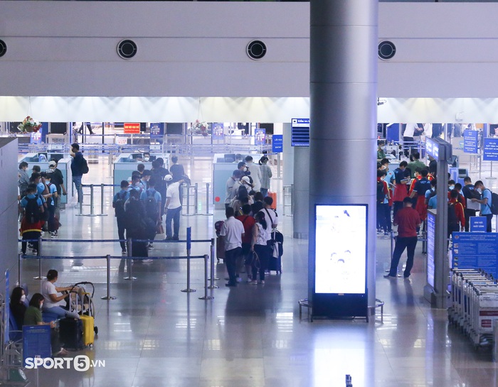 Check-in sân bay như cơm bữa, thầy trò HLV Park Hang-seo vẫn bối rối tìm đường tại ga quốc tế Tân Sơn Nhất - Ảnh 5.