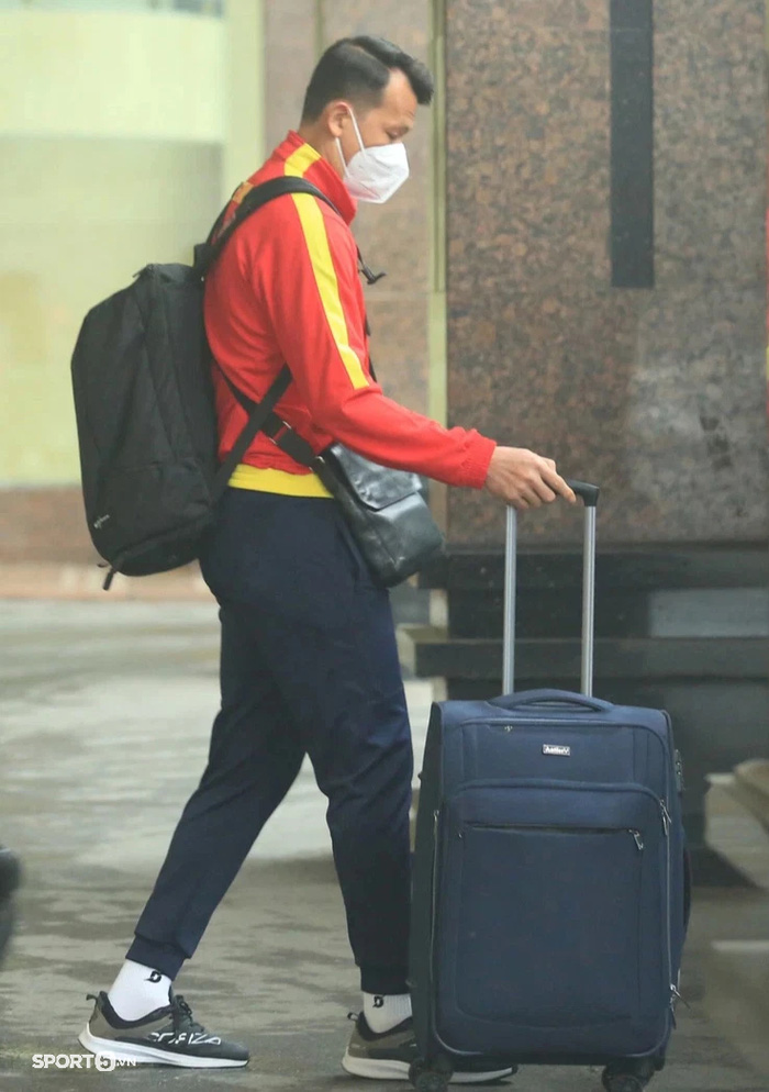 ĐT Việt Nam lên đường sang Australia: Các cầu thủ mang hành lý rời khách sạn - Ảnh 5.