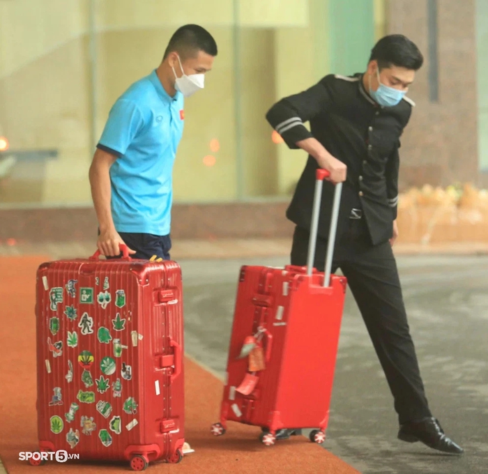 ĐT Việt Nam lên đường sang Australia: Các cầu thủ mang hành lý rời khách sạn - Ảnh 4.