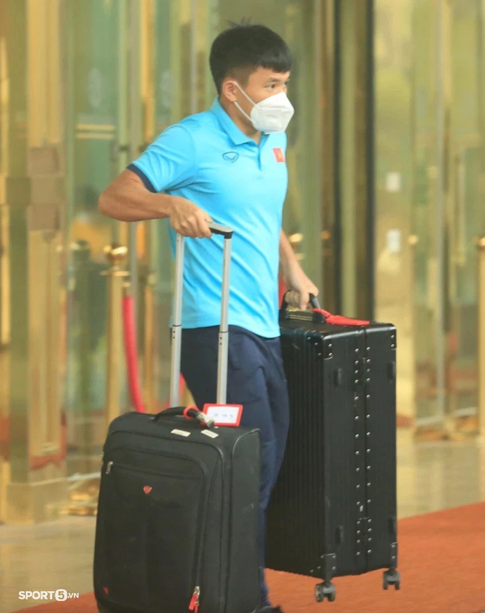 ĐT Việt Nam lên đường sang Australia: Các cầu thủ mang hành lý rời khách sạn - Ảnh 3.