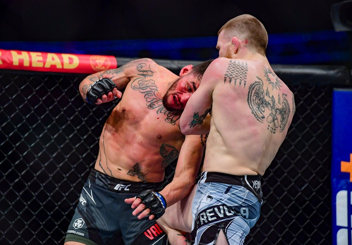 UFC 270: Võ sĩ đánh ngã đối thủ 4 lần mới chiến thắng, trọng tài gây tranh cãi vì quyết định dừng trận đấu - Ảnh 2.