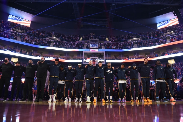 Golden State Warriors thoát thua trong gang tấc trước Utah Jazz - Ảnh 1.