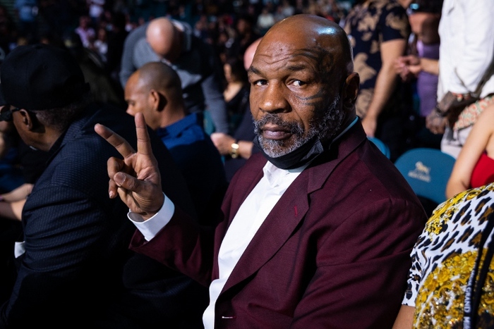 Mike Tyson thừa nhận vẫn bị &quot;om tiền&quot; kể từ trận gặp Roy Jones, không muốn tiếp tục thi đấu - Ảnh 1.