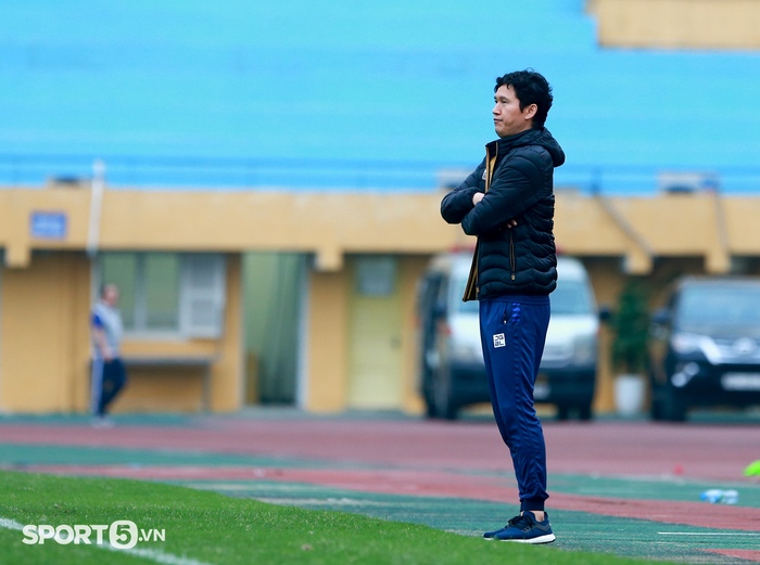 HLV Hà Nội FC nổi giận với cầu thủ HAGL cho Hải Phòng mượn - Ảnh 1.