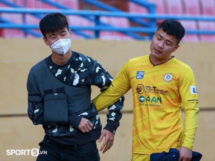 Duy Mạnh chưa thể tháo đai bảo vệ vai, tự lái xe đến sân xem Hà Nội FC đá giao hữu - Ảnh 3.