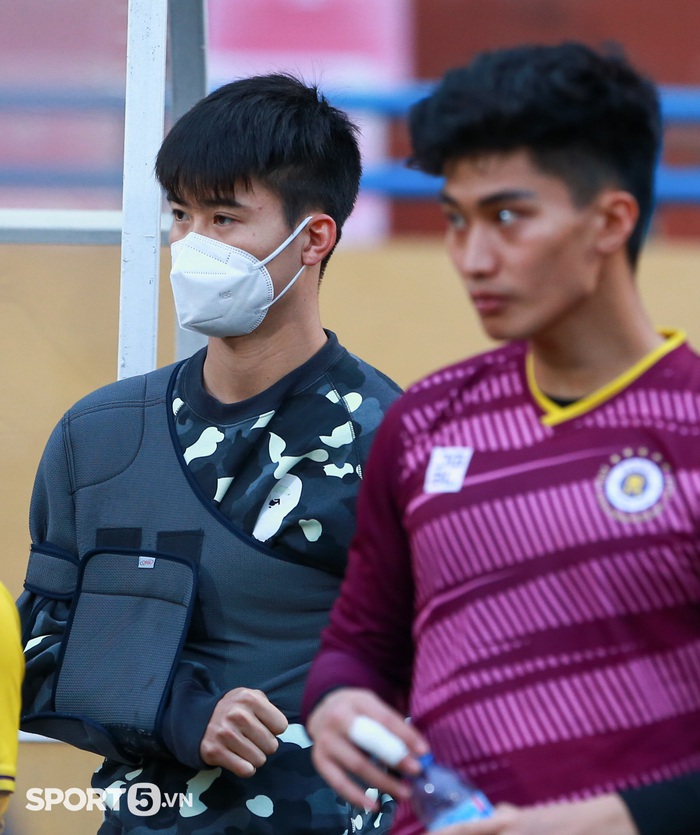 Duy Mạnh chưa thể tháo đai bảo vệ vai, tự lái xe đến sân xem Hà Nội FC đá giao hữu - Ảnh 5.