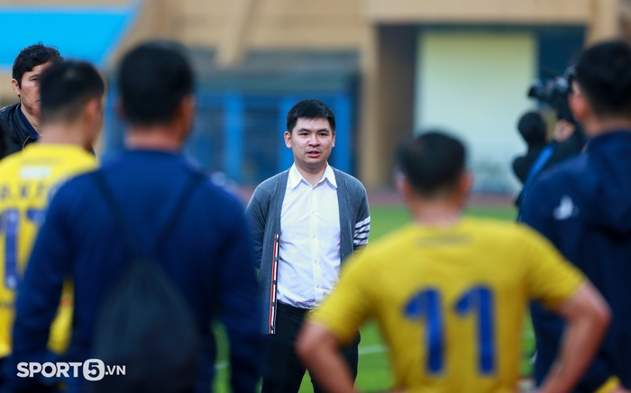 Duy Mạnh chưa thể tháo đai bảo vệ vai, tự lái xe đến sân xem Hà Nội FC đá giao hữu - Ảnh 6.
