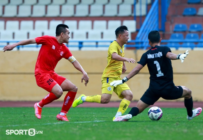Duy Mạnh chưa thể tháo đai bảo vệ vai, tự lái xe đến sân xem Hà Nội FC đá giao hữu - Ảnh 9.