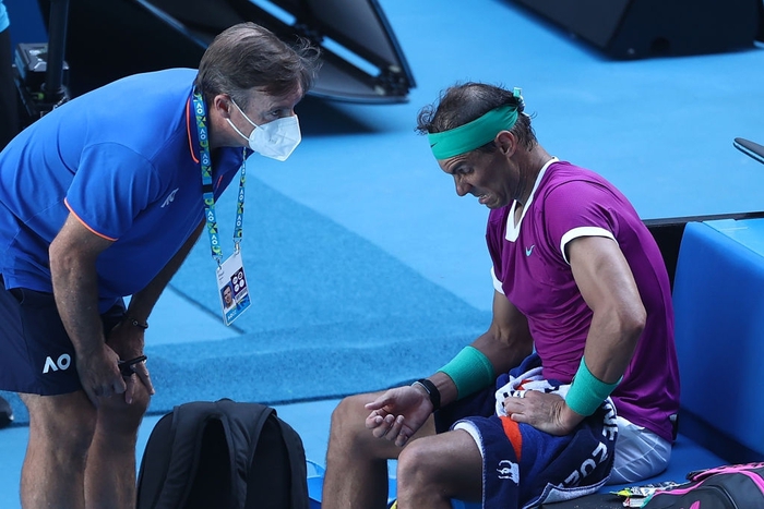Thoát hiểm sau 5 set căng thẳng, Nadal chỉ còn cách cột mốc &quot;GOAT&quot; 2 trận - Ảnh 8.