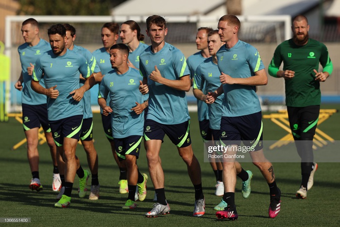 Cầu thủ tuyển Australia đội nắng nóng 30 độ chụp ảnh quảng bá trước trận gặp tuyển Việt Nam - Ảnh 4.
