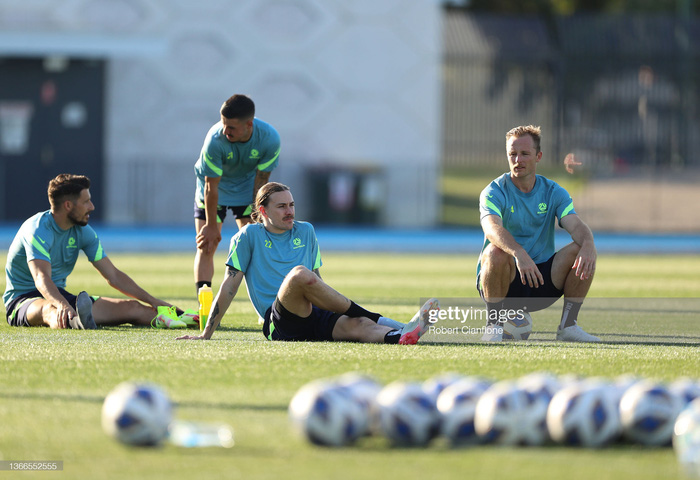 Cầu thủ tuyển Australia đội nắng nóng 30 độ chụp ảnh quảng bá trước trận gặp tuyển Việt Nam - Ảnh 10.