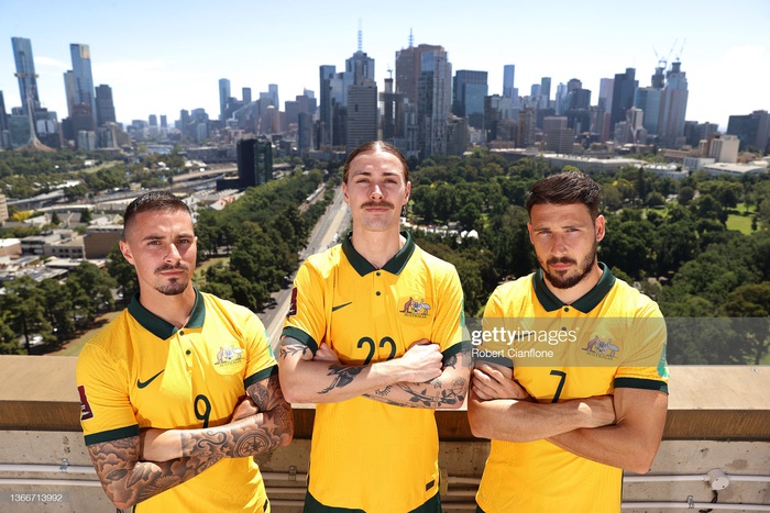 Cầu thủ tuyển Australia đội nắng nóng 30 độ chụp ảnh quảng bá trước trận gặp tuyển Việt Nam - Ảnh 2.