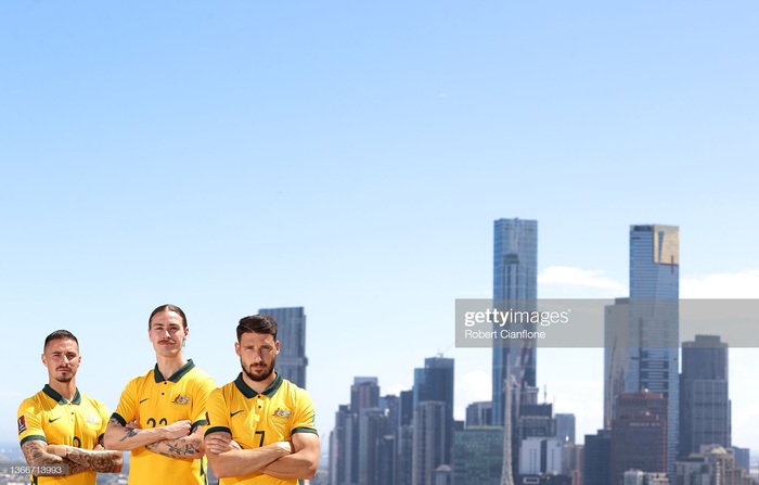 Cầu thủ tuyển Australia đội nắng nóng 30 độ chụp ảnh quảng bá trước trận gặp tuyển Việt Nam - Ảnh 3.