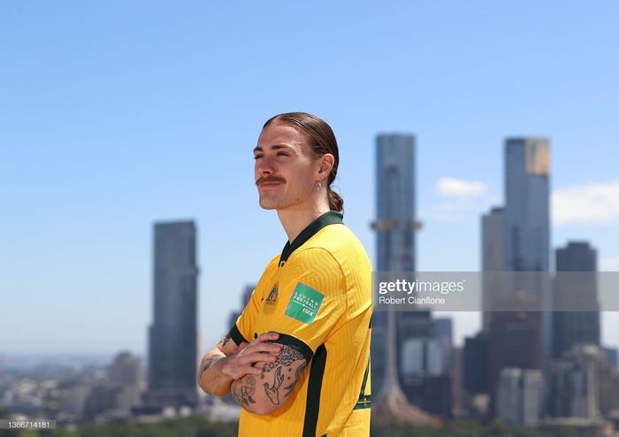 Cầu thủ tuyển Australia đội nắng nóng 30 độ chụp ảnh quảng bá trước trận gặp tuyển Việt Nam - Ảnh 1.