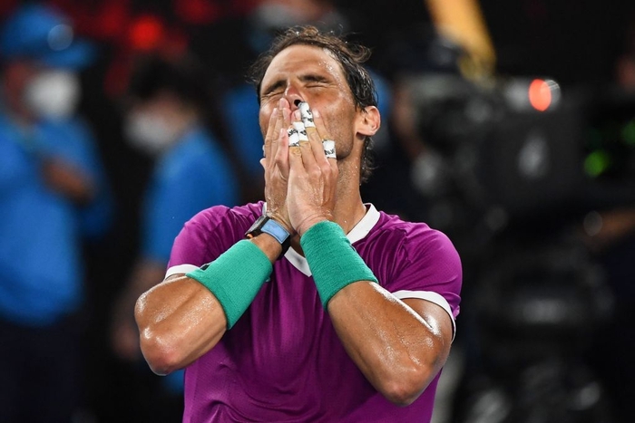 Nadal rơi nước mắt khi chỉ còn trận chung kết Australian Open để vượt Federer và Djokovic - Ảnh 2.