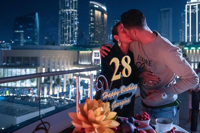 Ronaldo khóa môi Georgina say đắm trong tiệc sinh nhật siêu hoành tráng, bạn gái chỉ còn biết rơi nước mắt: Giấc mơ có thật! - Ảnh 2.