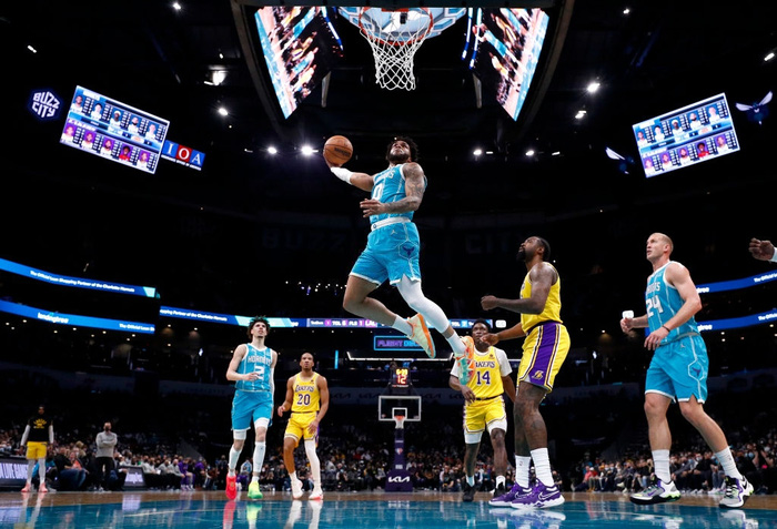 Russell Westbrook bùng nổ đẳng cấp MVP, Los Angeles Lakers ngược dòng thất bại trước Charlotte Hornets - Ảnh 1.