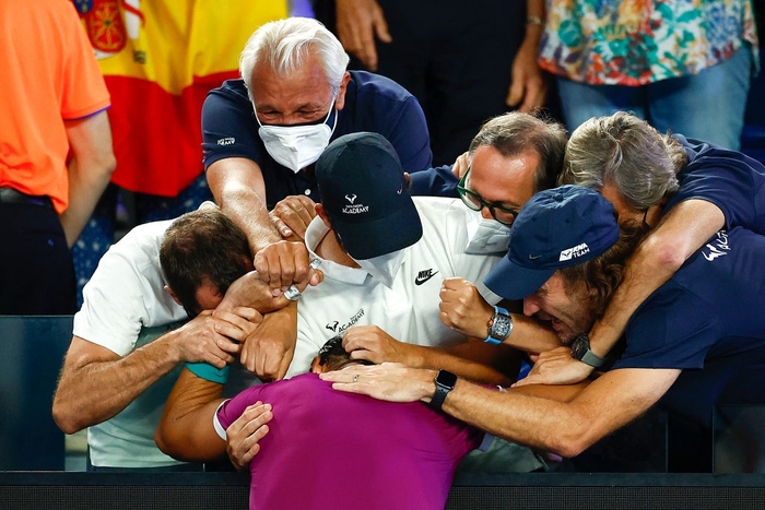 Khoảnh khắc lịch sử: Nadal cười như &quot;mất trí&quot; sau màn ngược dòng khó tin ở chung kết Australian Open - Ảnh 7.