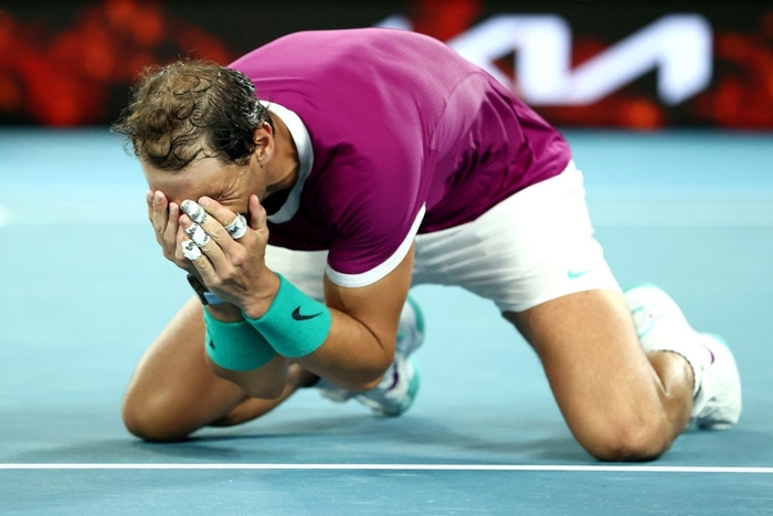 Khoảnh khắc lịch sử: Nadal cười như &quot;mất trí&quot; sau màn ngược dòng khó tin ở chung kết Australian Open - Ảnh 5.