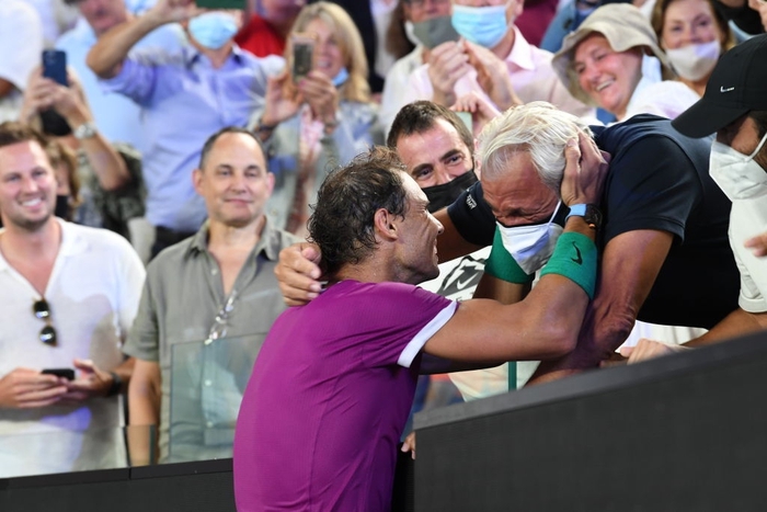 Khoảnh khắc lịch sử: Nadal cười như &quot;mất trí&quot; sau màn ngược dòng khó tin ở chung kết Australian Open - Ảnh 6.