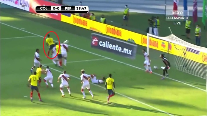 Mũi tuyển thủ Peru biến dạng đáng sợ sau pha va chạm với đối phương - Ảnh 3.
