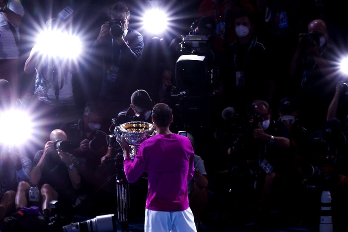 Khoảnh khắc lịch sử: Nadal cười như &quot;mất trí&quot; sau màn ngược dòng khó tin ở chung kết Australian Open - Ảnh 9.