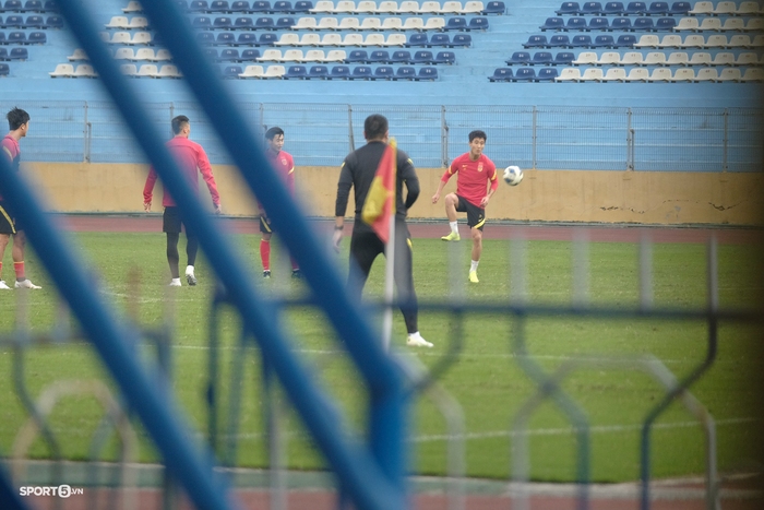 Tiền đạo tuyển Trung Quốc luyện dứt điểm thêm sau buổi tập - Ảnh 2.