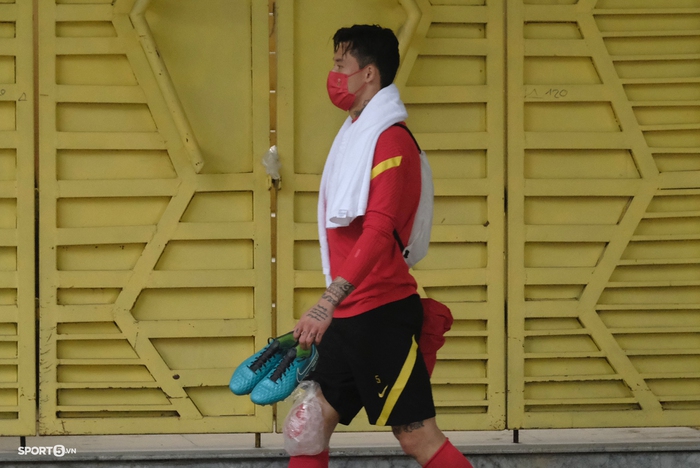 Tiền đạo tuyển Trung Quốc luyện dứt điểm thêm sau buổi tập - Ảnh 9.