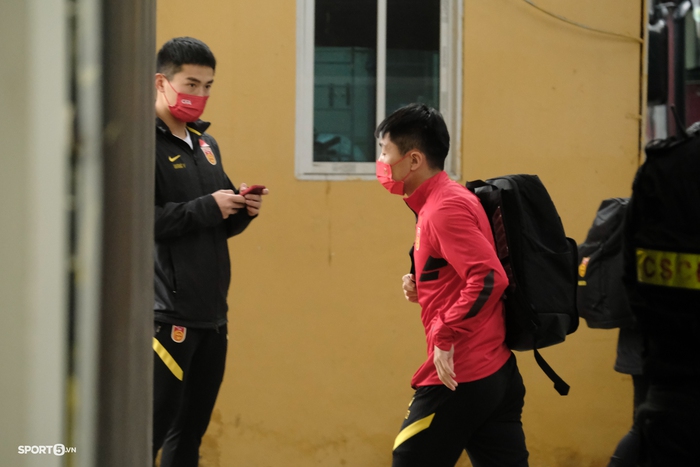 Tiền đạo tuyển Trung Quốc luyện dứt điểm thêm sau buổi tập - Ảnh 1.