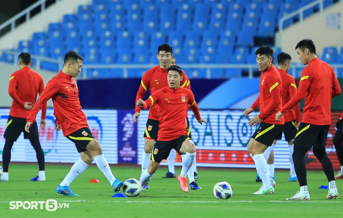 Tiền đạo Trung Quốc đỡ bóng kỹ thuật như Neymar ở buổi tập thử sân Mỹ Đình - Ảnh 5.