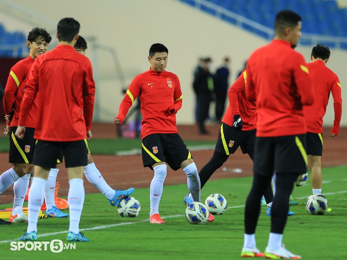 Tiền đạo Trung Quốc đỡ bóng kỹ thuật như Neymar ở buổi tập thử sân Mỹ Đình - Ảnh 4.