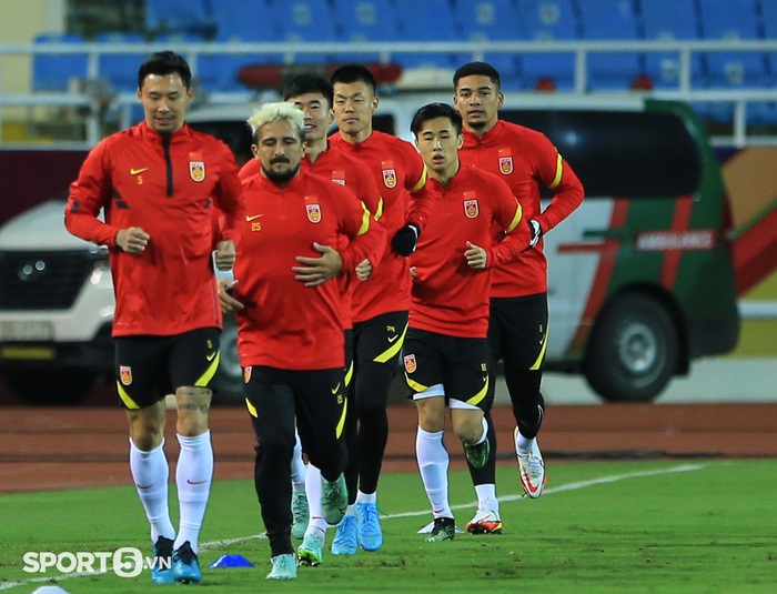 Tiền đạo Trung Quốc đỡ bóng kỹ thuật như Neymar ở buổi tập thử sân Mỹ Đình - Ảnh 9.