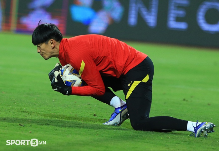 Tiền đạo Trung Quốc đỡ bóng kỹ thuật như Neymar ở buổi tập thử sân Mỹ Đình - Ảnh 7.