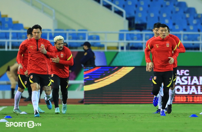 Tiền đạo Trung Quốc đỡ bóng kỹ thuật như Neymar ở buổi tập thử sân Mỹ Đình - Ảnh 1.