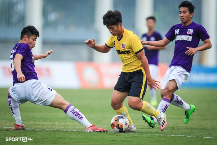 Vua phá lưới giải U21 quốc gia được triệu tập chuẩn bị cho giải U23 Đông Nam Á 2022 - Ảnh 1.