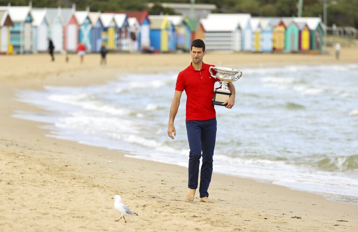 Djokovic bị giam lỏng ở khách sạn &quot;tồi tàn&quot;, chờ chuyến bay trục xuất khỏi Australia - Ảnh 6.