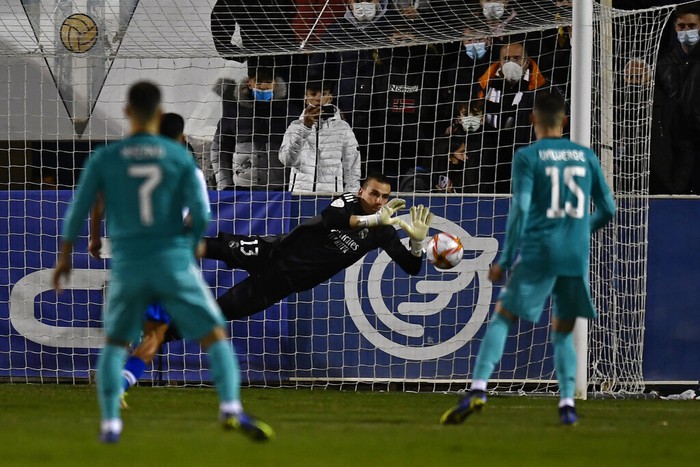 Bất ngờ lép vế trước đối thủ hạng 3, Real Madrid vẫn kịp bừng tỉnh để giành vé vào vòng 1/8 Copa del Rey - Ảnh 3.