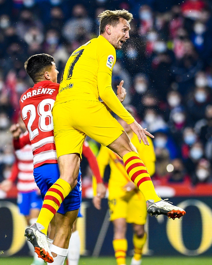 Hàng thủ "mơ ngủ" phút cuối, Barcelona lỡ cơ hội chen chân vào top 3 - Ảnh 5.