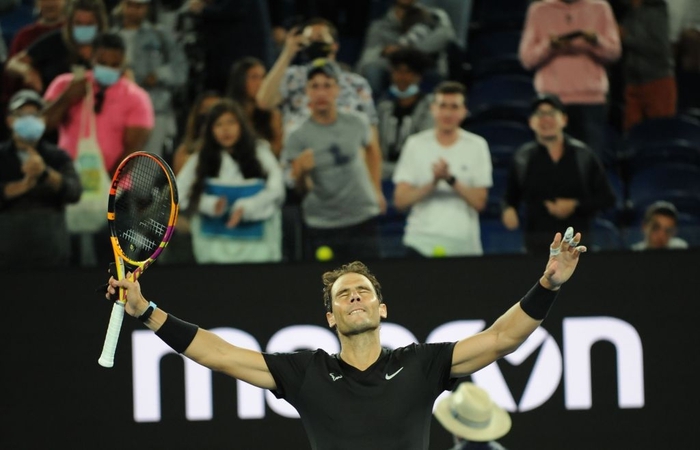 Trong lúc kỳ phùng địch thủ Djokovic bị giam lỏng, Nadal tranh thủ hớt luôn một chức vô địch - Ảnh 8.