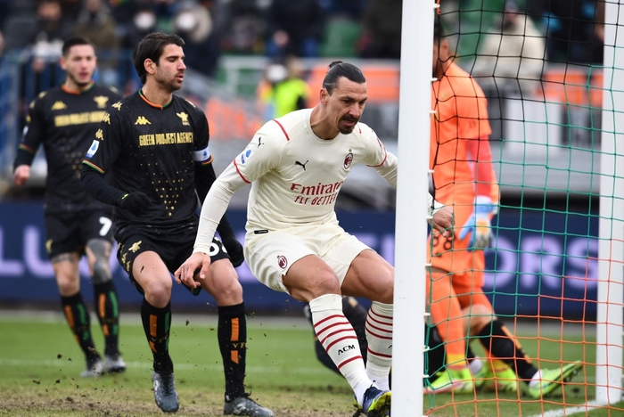 Ibrahimovic giúp AC Milan trở lại ngôi đầu Serie A - Ảnh 1.