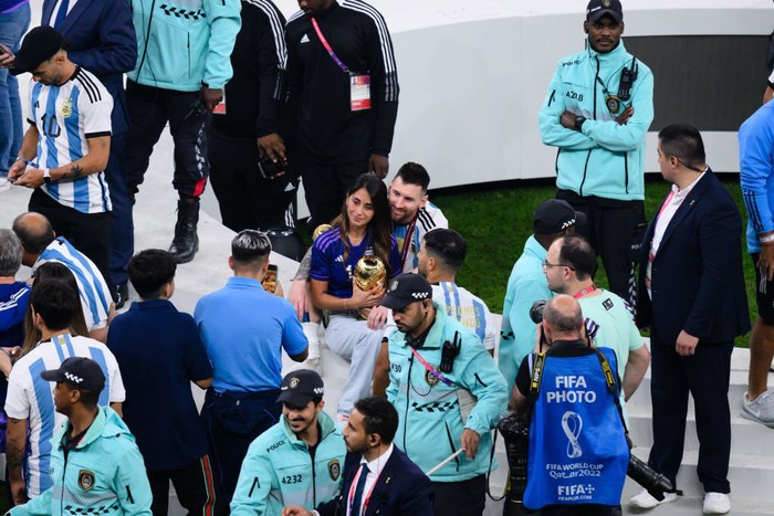 Khoảnh khắc tình nhất World Cup 2022: Messi hạnh phúc ôm vợ và cúp vàng thế giới vào lòng - Ảnh 1.