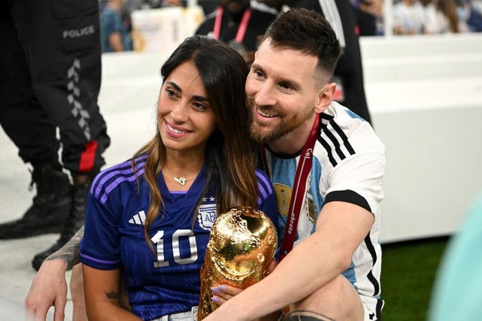 Khoảnh khắc tình nhất World Cup 2022: Messi hạnh phúc ôm vợ và cúp ...