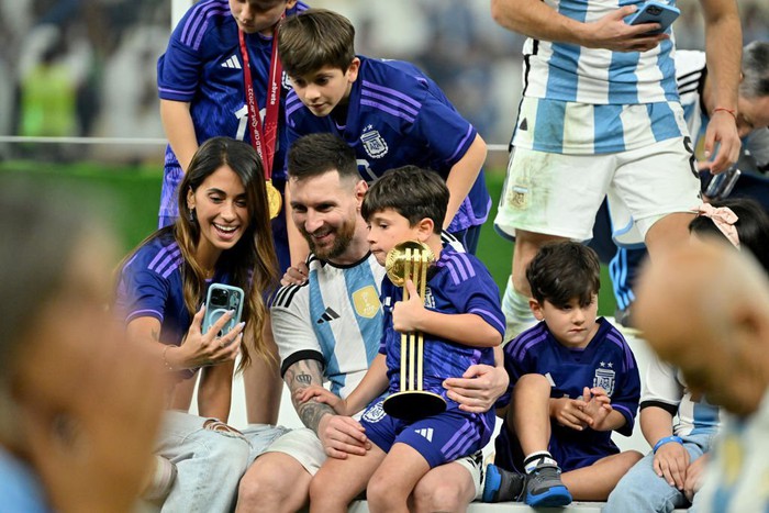 Khoảnh khắc tình nhất World Cup 2022: Messi hạnh phúc ôm vợ và cúp vàng thế giới vào lòng - Ảnh 8.