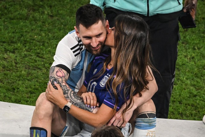 Khoảnh khắc tình nhất World Cup 2022: Messi hạnh phúc ôm vợ và cúp vàng thế giới vào lòng - Ảnh 3.