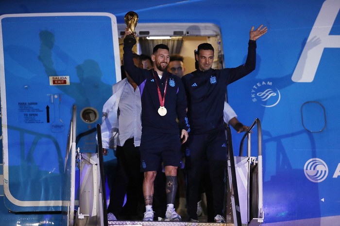 Biển người đón Messi và đồng đội mang cúp vàng về Argentina giữa đêm muộn - Ảnh 2.