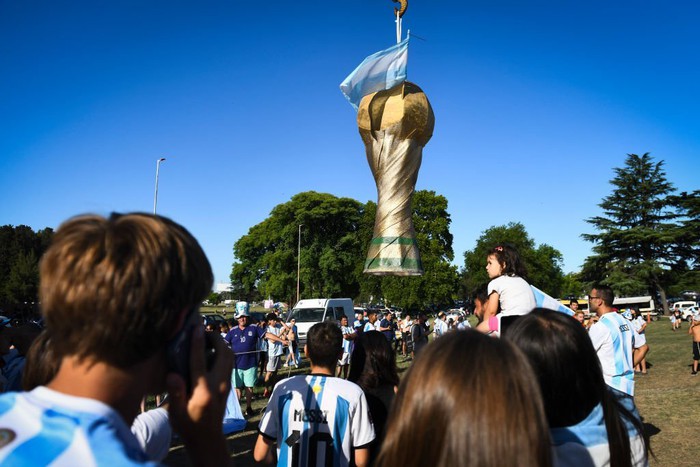 Messi và đồng đội về giữa đêm, hàng triệu người Argentina vẫn thao thức chào đón - Ảnh 8.